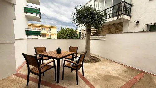 103 - Beachside Renovated 1BR apt w private garden
