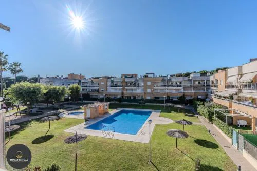 Ático con Terraza + Piscina + Parking Privado Cubierto by Sunset Rentals (Christophe)