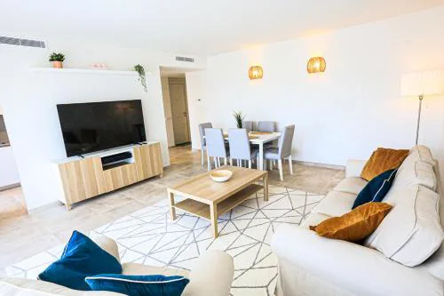 Penthouse apartment with pool next to beach & port