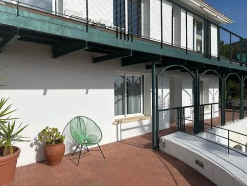 Independ room in villa with views 2