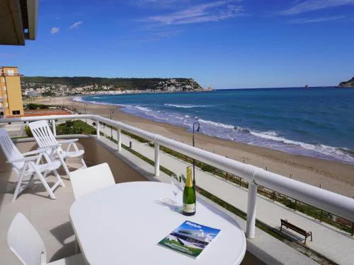 Apartamento junto al mar en L'Estartit con piscina - ES-323-83