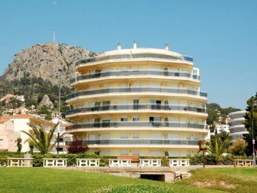 Beachfront Apartment in Estartit with Garden