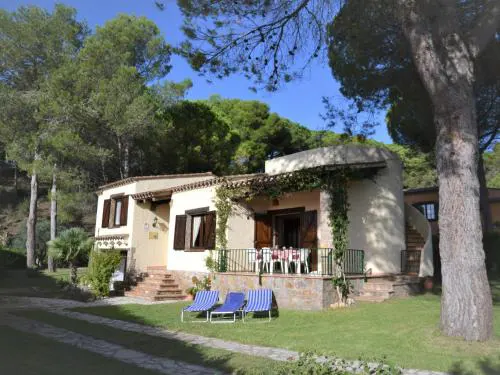 Casa con Gran Jardín Privado y Piscina Comunitaria en Torroella de Montgrí - ES-323-44