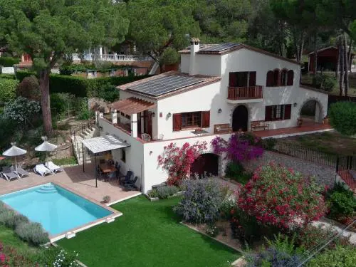 Villa de lujo independiente en L'Estartit con aire acondicionado - ES-323-33