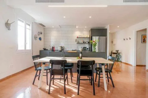 New top floor apt with a lot of light & air-con