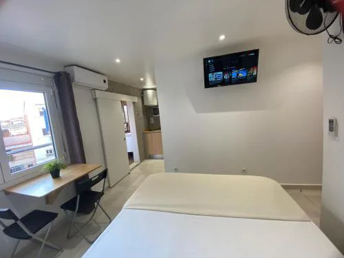 Suites nuevas con baño privado frente al metro st MWC Barcelona-FIRA