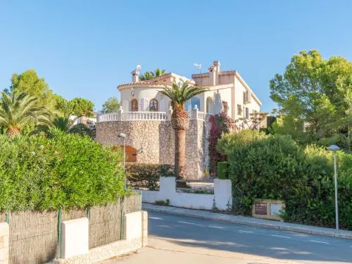Holiday Home Imposante Ferienvilla mit großem Pool by Interhome