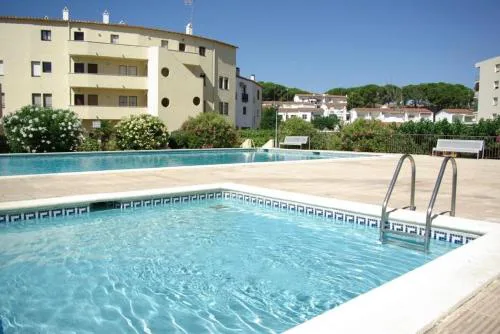a 100mts playa,dos piscinas, wifi, luminoso