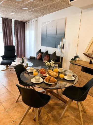 Apartamento Nuria-Planta baja con jardin pequeño en el centro