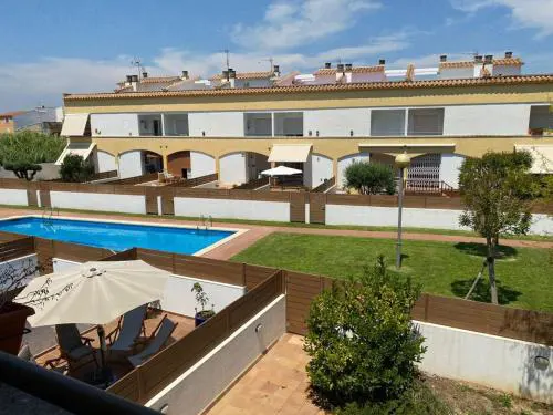 Casa pareada con piscina