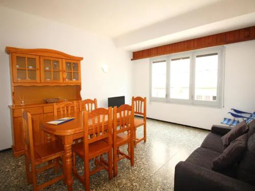 Apartamento céntrico y luminoso a 100m de la playa, renovado con WiFi, balcón y lavadora - ES-228-6