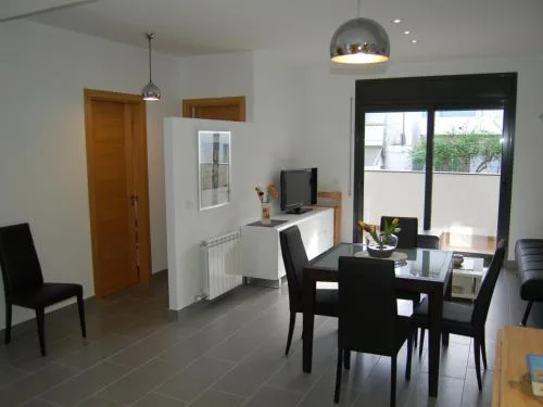 Apartamento moderno a 150m de la playa con terraza y parking, cerca del puerto y comercios - ES-228-38