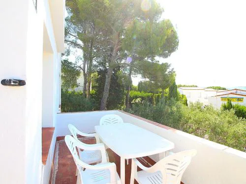 Villa Espaciosa con Jardín Cerca de la Playa - ES-228-168