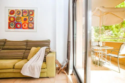 AL47 Spacious apartment near Fenals beach