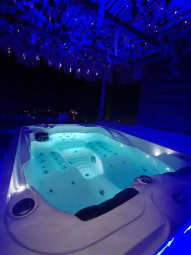 Anglada, Villa with a private pool and jacuzzi