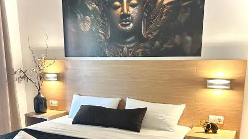 Born to Chill Central Stay with Pool, Parking & Balcony