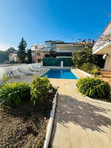 Exclusiva casa con vistas despejadas al mar y piscina privada
