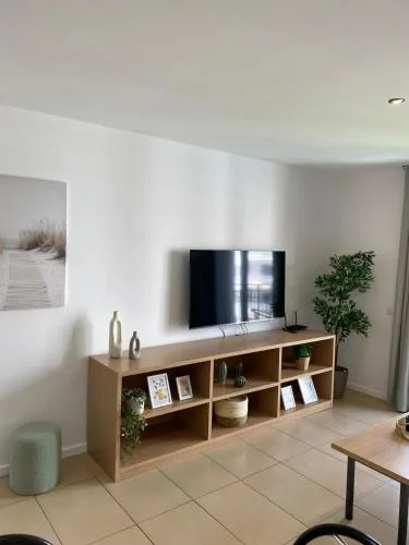 Ikebana Suite - Modern Apartment with Parking & Swimming Pool