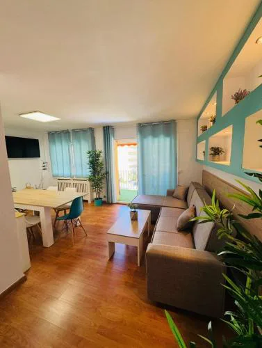 Piso Shic de playa Fenals con terraza y piscina