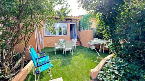 CASA CON JARDÍN A 35 METROS DE LA PLAYA. BR.
