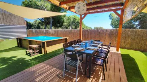 Casa de madera con piscina y vistas al mar
