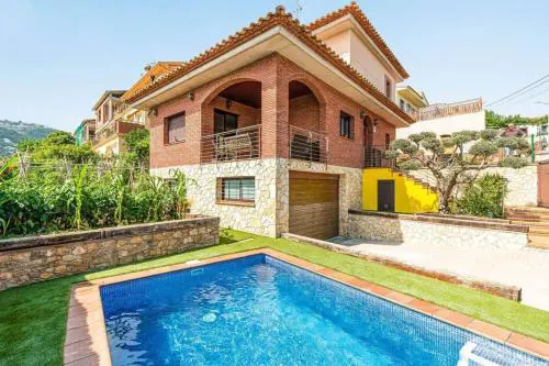 Casa rustica con piscina y jardin