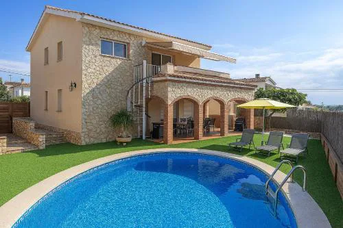 Catalunya Casas Cozy beach town villa for 8 - no car necessary!