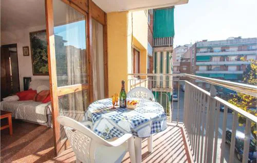 Stunning Apartment In Pineda De Mar