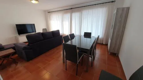 Apartament gran amb gran balco i pati interior