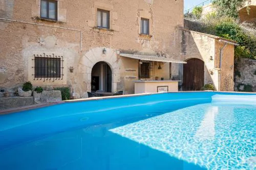 AT504 Rustic house with private pool