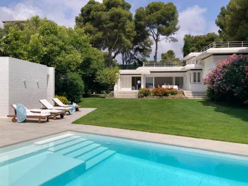 Villa con piscina delante del mar