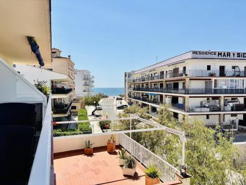 Apartamento en Roses para 5-6 personas, 2ª línea de playa, terraza, parking, sin mascotas, sábanas incluidas - ES-258-41