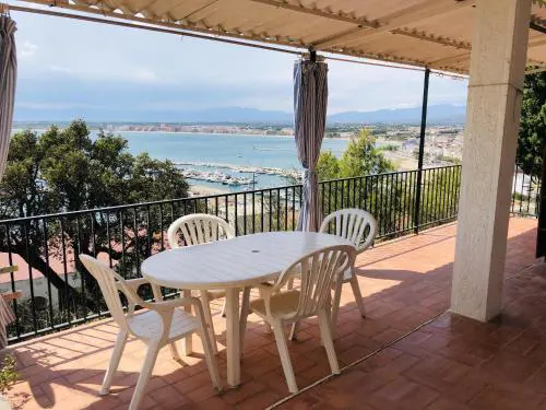 Apartamento Moderno en Roses con Aparcamiento Privado - ES-258-169