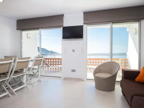 Apartamento moderno, renovado y soleado con vistas panorámicas al mar en primera línea de playa - ES-228-100