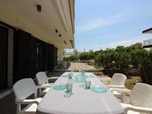 Apartamento renovado a 20m de la playa en Roses con terraza y parking - ES-228-124