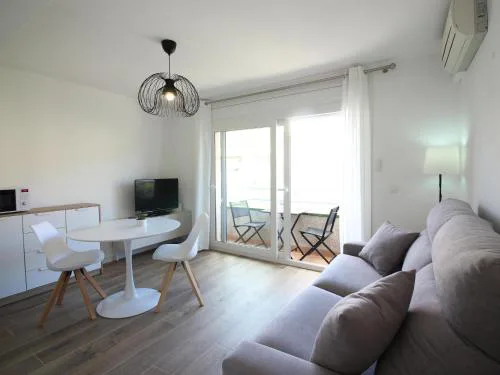 Apartamento renovado en el centro de Roses a solo 150m de la playa, ideal para parejas - ES-228-110