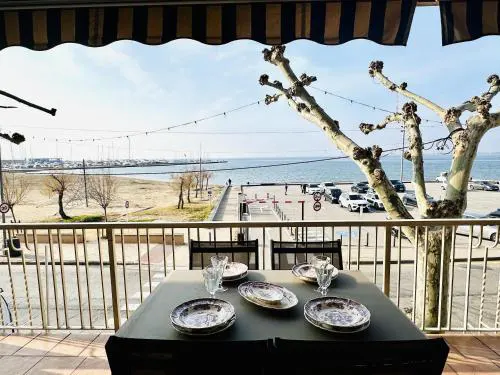 Espectaculares vistas al mar en primera línea, terraza, aire acondicionado, y WIFI en Roses - ES-258-68