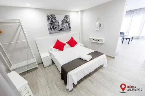 Roses Apartments Red Loft vista mar lateral