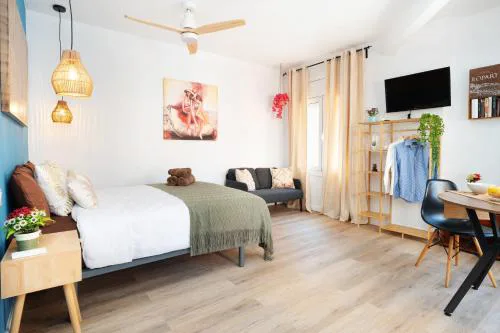 Estudio nuevo para 2 personas a 20' Barcelona Centro y a 10' playa