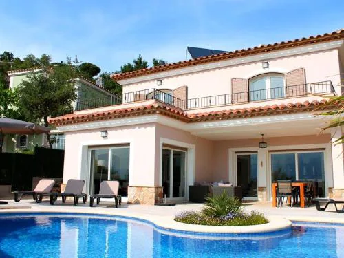 Poolside Villa near the Coast