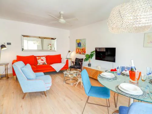 Happy Diamond by Hello Homes Sitges