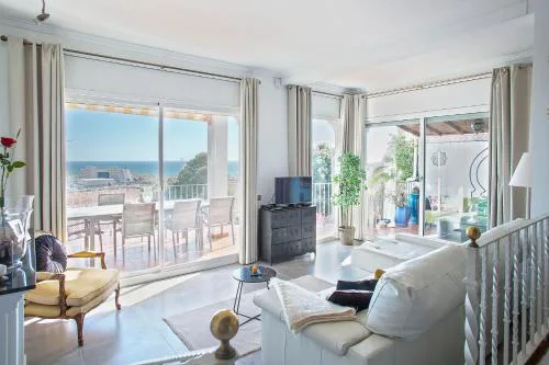 HOUSE WITH AMAZING VIEWS , OVERLOOKING THE FESTIVAL TOWN OF SITGES