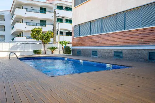 AT003 Planta baja con patio privado, piscina comunitaria, cerca de la playa