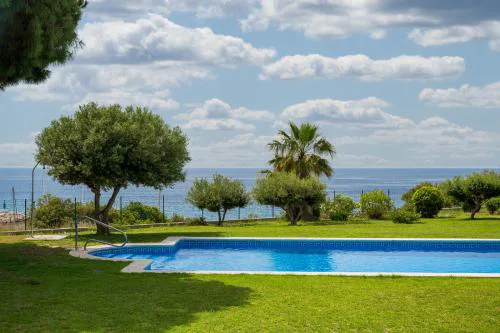 AT084 Piscina compartida con 3 casas y vistas al mar