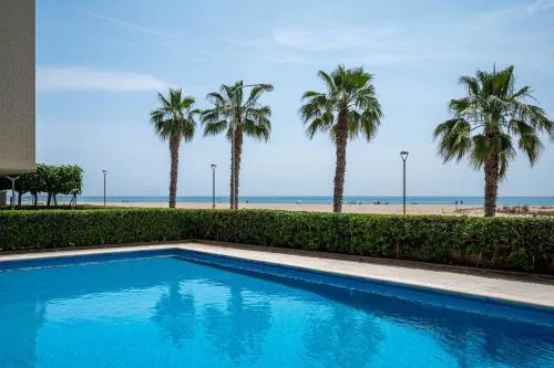 AT108 Comunidad con piscina en primera línea de la playa