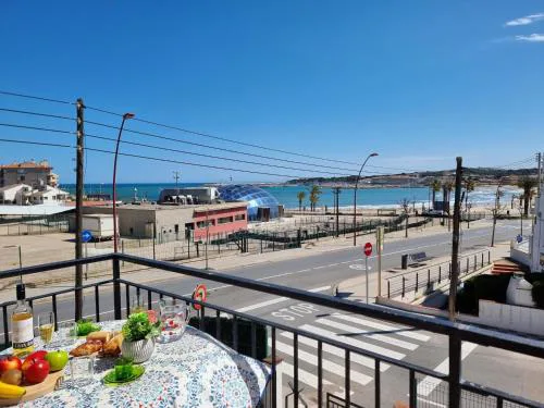 Acogedor apartamento a 50m de la playa con terraza, aire acondicionado y parking - HISP-236-82