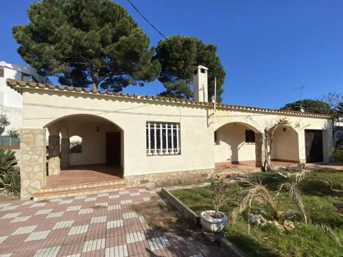 Acogedora Casa Familiar con Jardín y Barbacoa Cerca de la Playa en Torroella de Montgrí - HISP-7-41