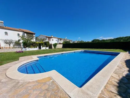 Casa adosada en L'Escala con terraza y parking privado, cerca de la playa - HISP-236-83