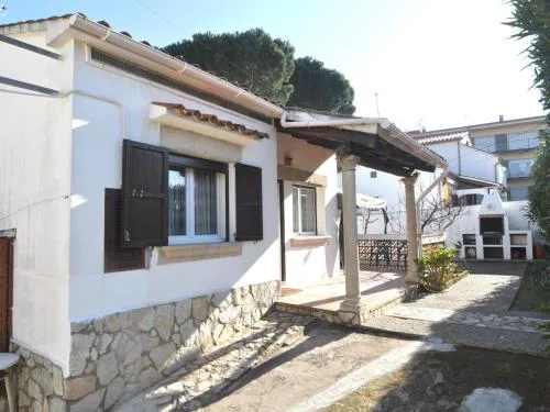 Casa con Jardín, Barbacoa y Aire Acondicionado en Zona Tranquila de L'Escala - HISP-7-15