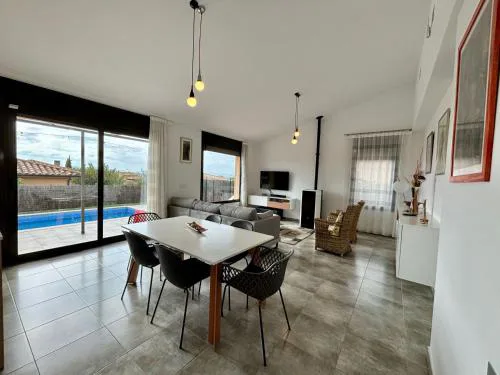 Holiday Home Lichtdurchflutete Ferienvilla mit Pool by Interhome